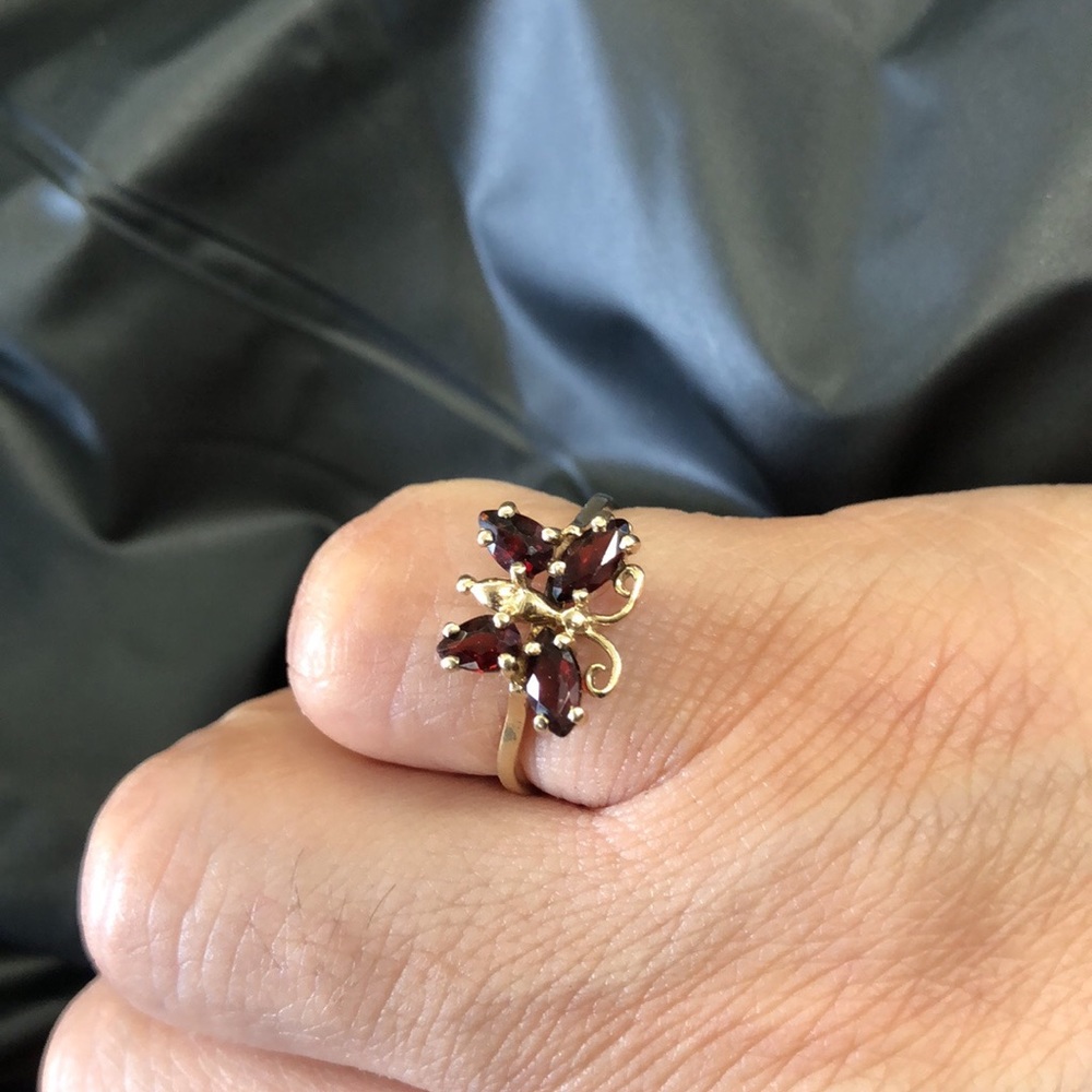 Ring 10 karat gold garnet butterfly ring